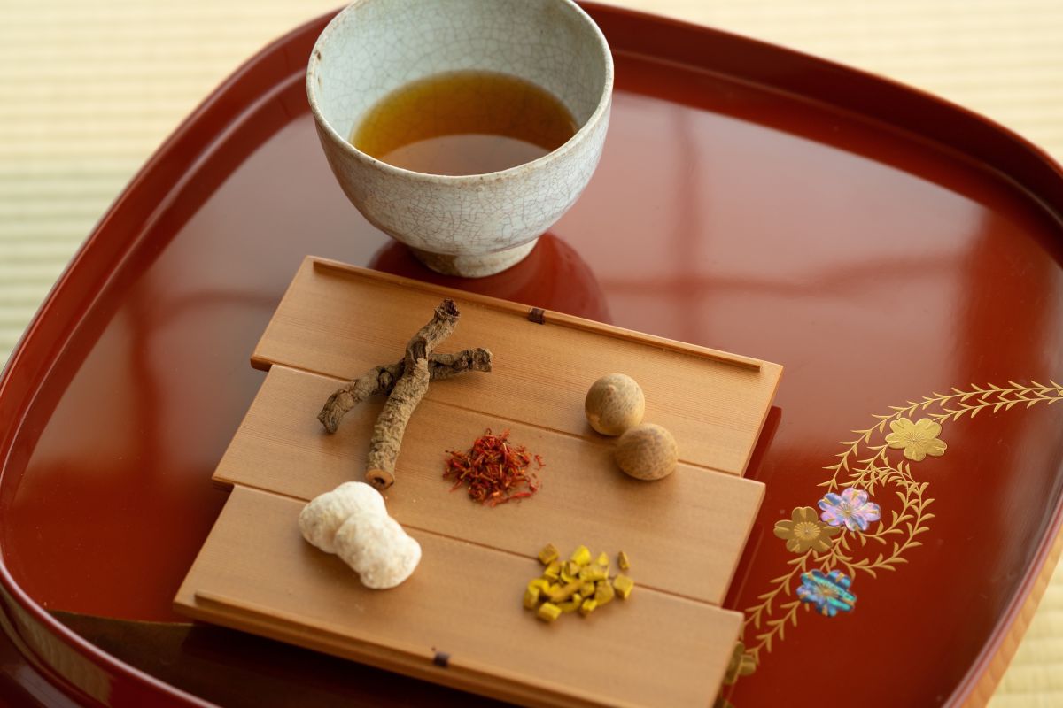 草根木皮のお茶　イメージ