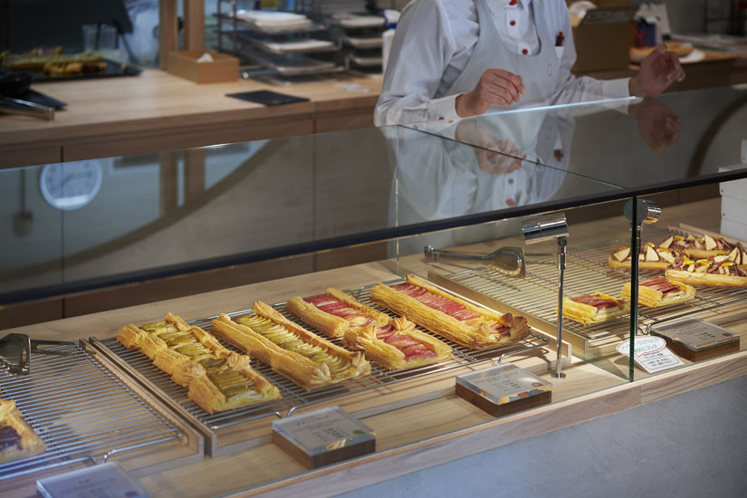 ショーケースにはその日のアップルパイが並ぶ