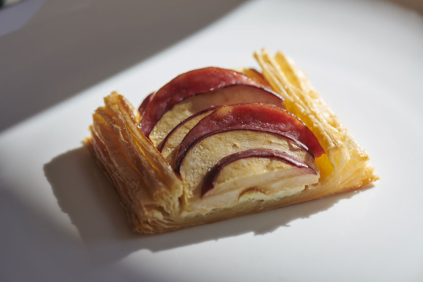 「季節のリンゴ&times;ボローニャソーセージ&times;クリームチーズ」（3インチ・690円）