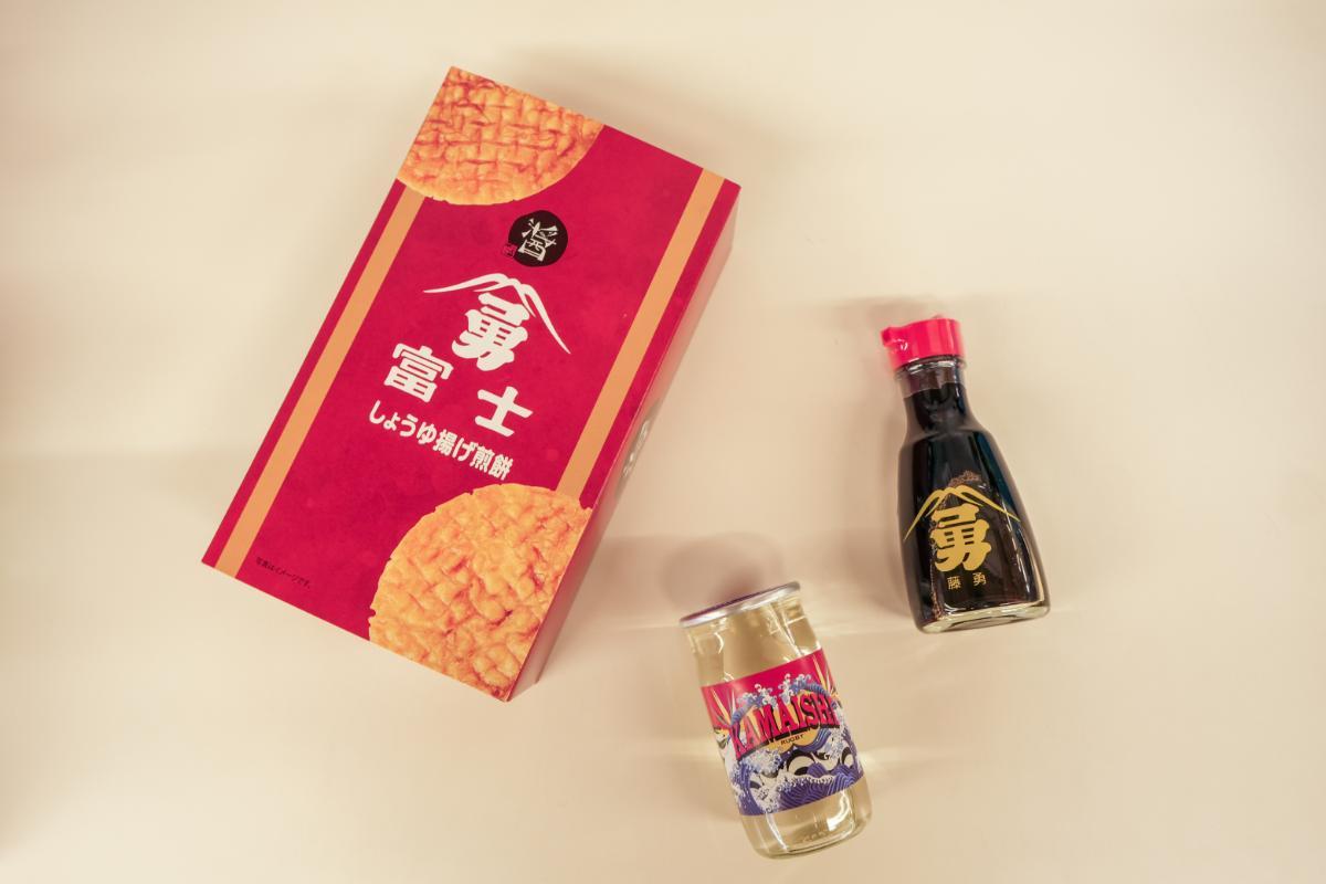 左より「富士醤油 しょうゆ揚げせんべい」●●●円、「浜千鳥 本醸造 KAMAISHIカップ」180ml300円、「富士醤油 卓上瓶」268円