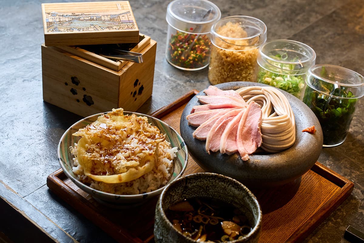 「塩鴨つけSOBA肉増し&卵天ぷら飯」1880円