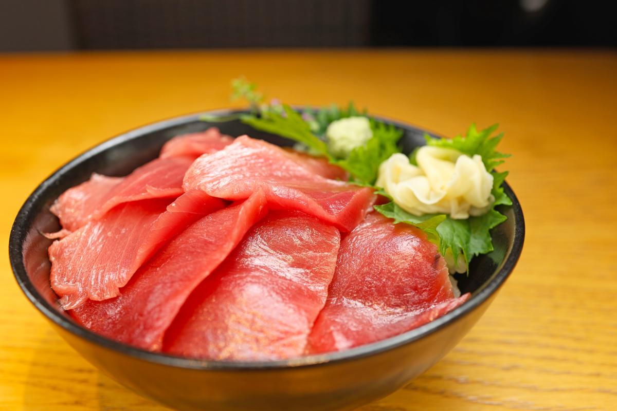 赤身・中トロ・大トロを一度に味わえる「とろ本てっか丼」