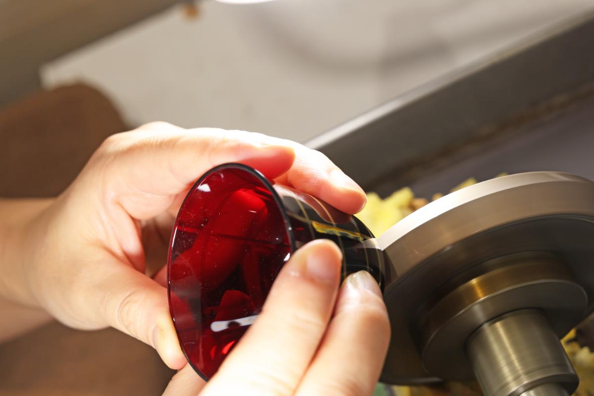 模様を刻む様子