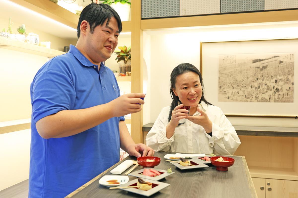 飲み比べを楽しむ男女
