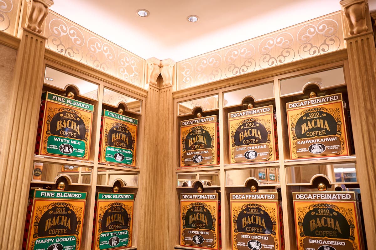 彫刻を施した杉材が、空間にやさしい温もりと日本ならではの美意識を添える