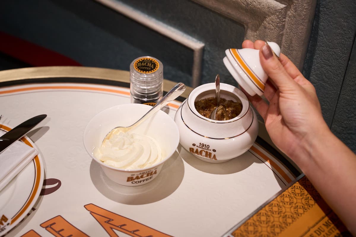 右から時計回りに、ローシュガー、シャンティクリーム、バニラビーンズ