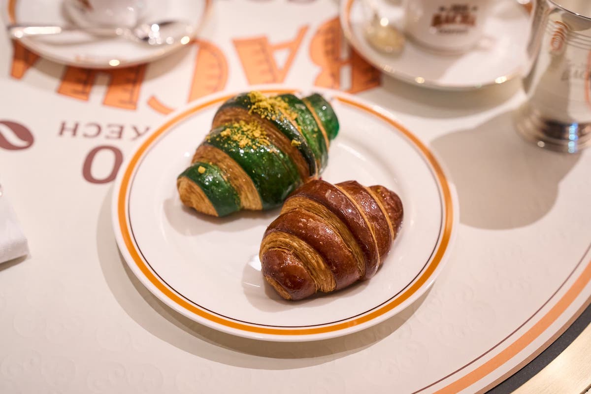 手前から「1910コーヒー＆チョコレートクロワッサン」1250円（2個）、「ピスタチオクロワッサン」1250円（2個）。シェアするのがおすすめ