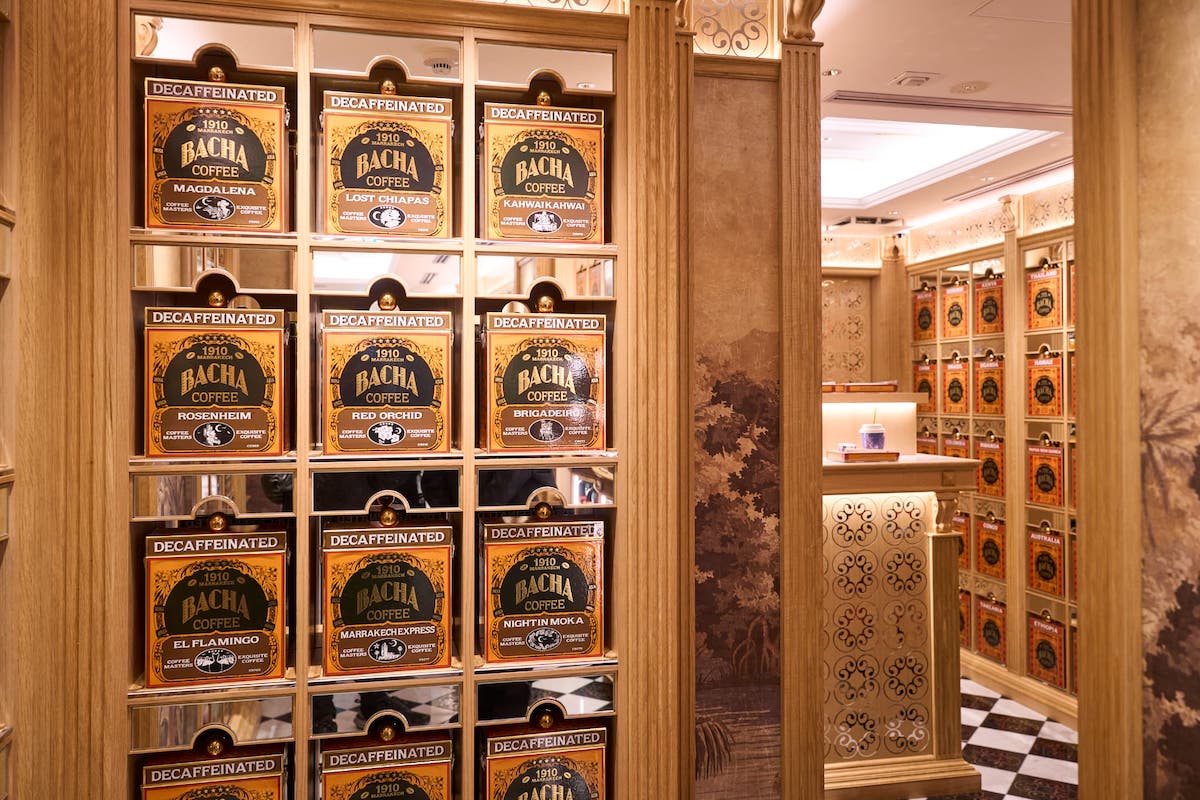 写真右奥がテイクアウトカウンター