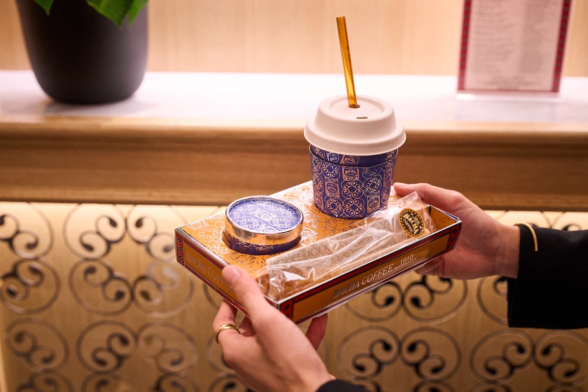 「テイクアウトコーヒー」1200円〜。コーヒー豆により料金は異なり、なんと1杯2万円というプレミアムコーヒーも！