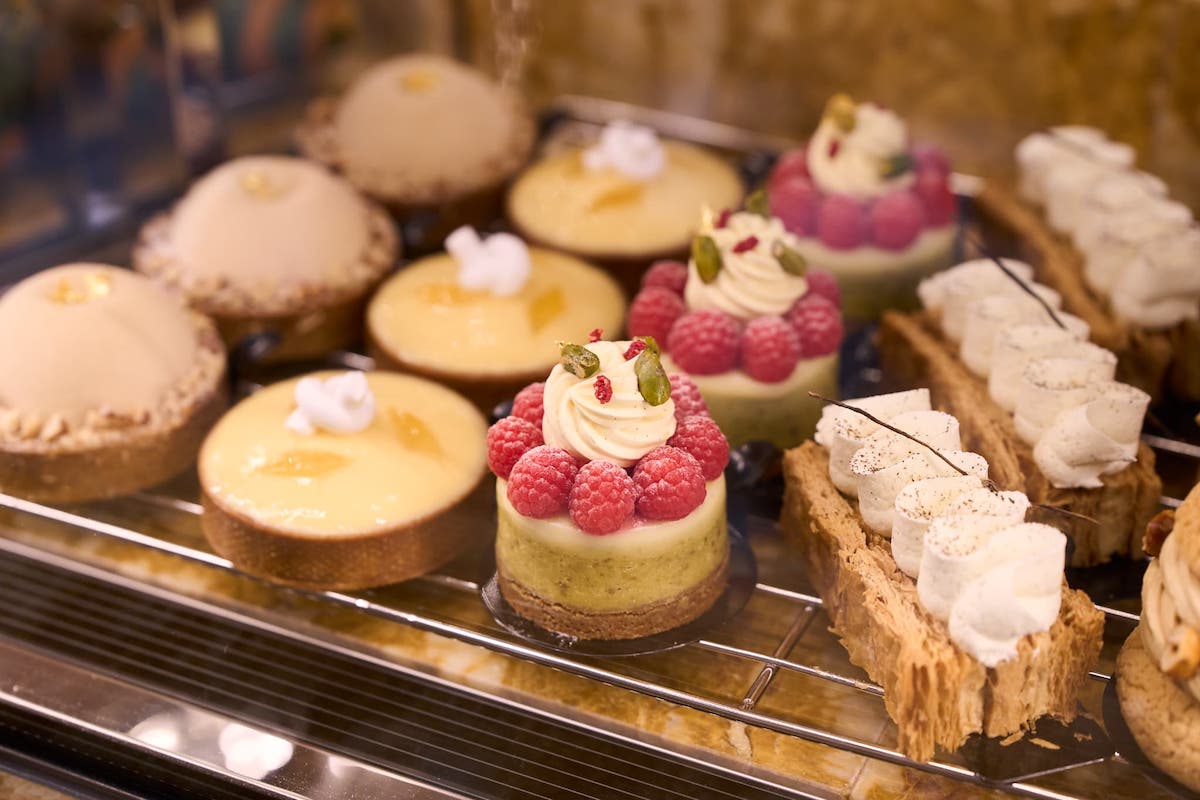 1階ブティックのショーケースに並ぶケーキ各種