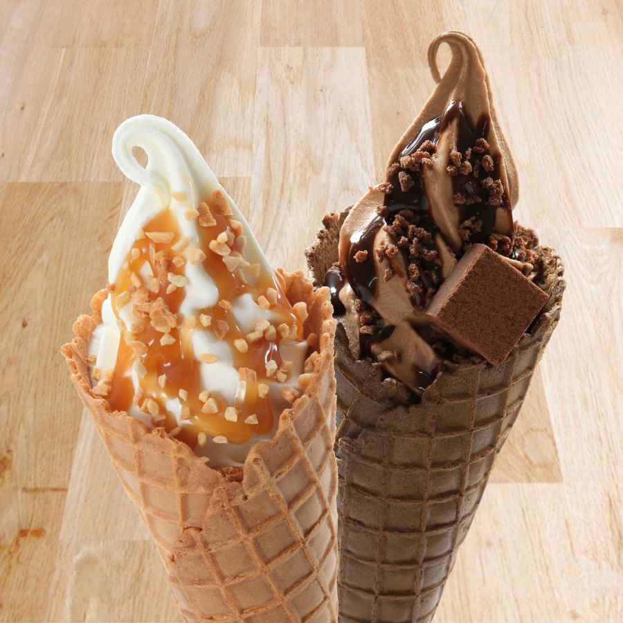 キャラメルナッツソフト550円（左）、プレミアムチョコソフト　580円