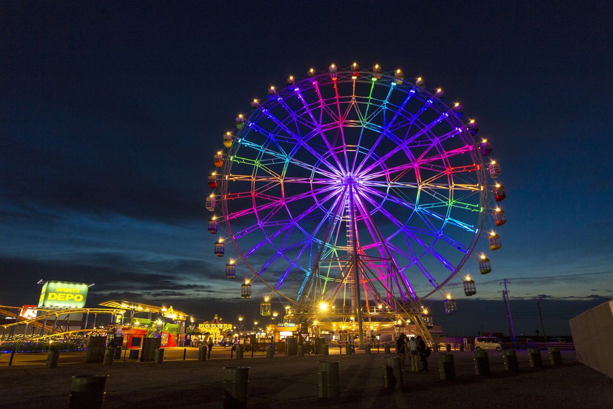 夜のライトアップもキレイ。大観覧車700円