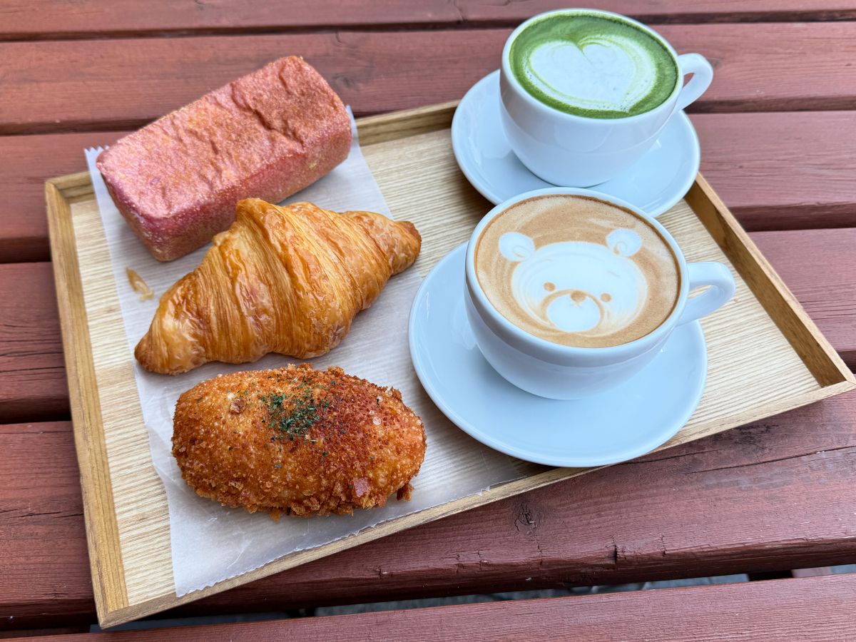 （左上から反時計回り）「赤レンガパン」464円、「クロワッサン」343円、「チーズカレーパン」345円、「カフェラテ」496円、「抹茶ラテ」561円（全て税込）