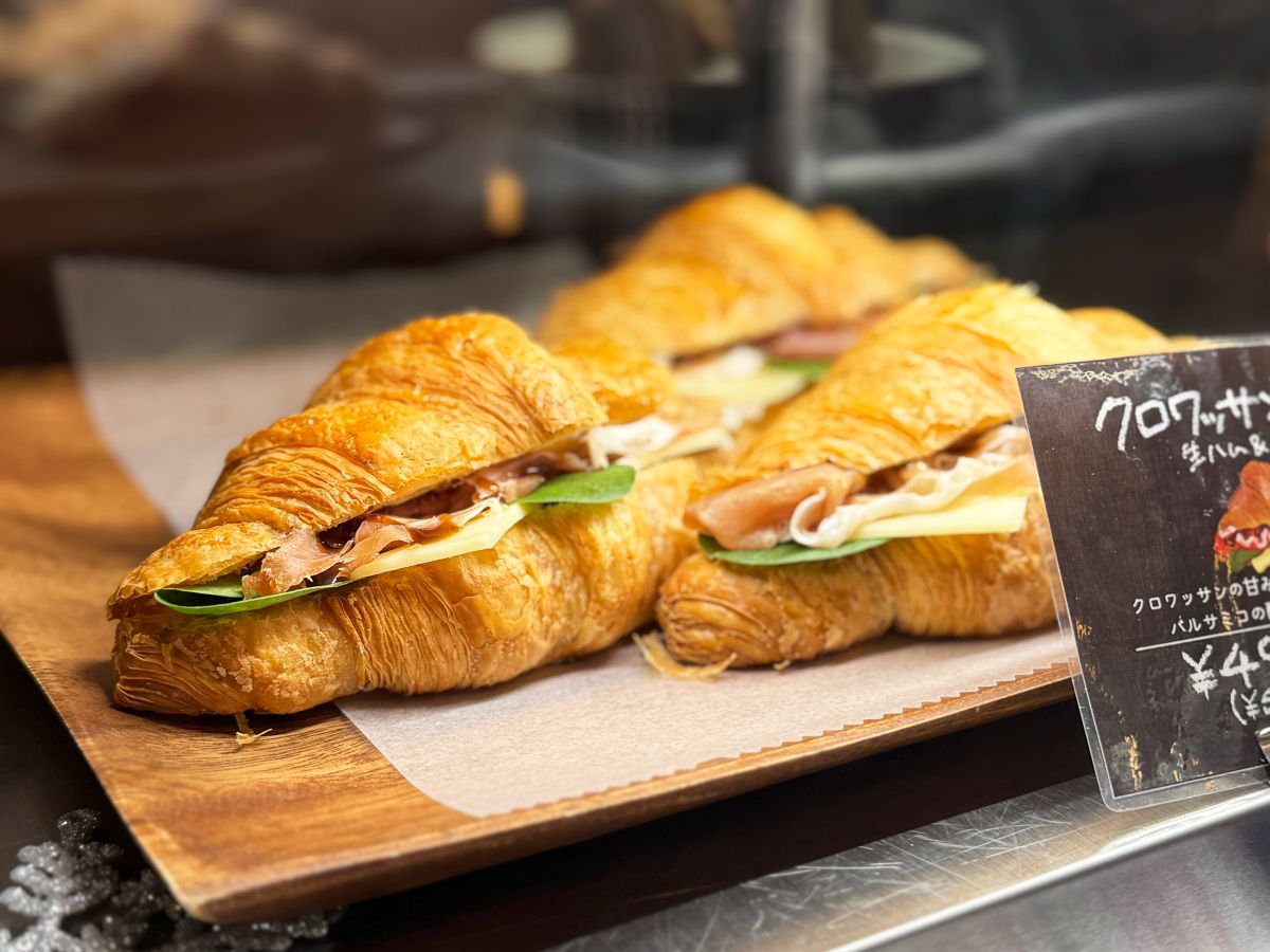 「クロワッサンサンド」592円