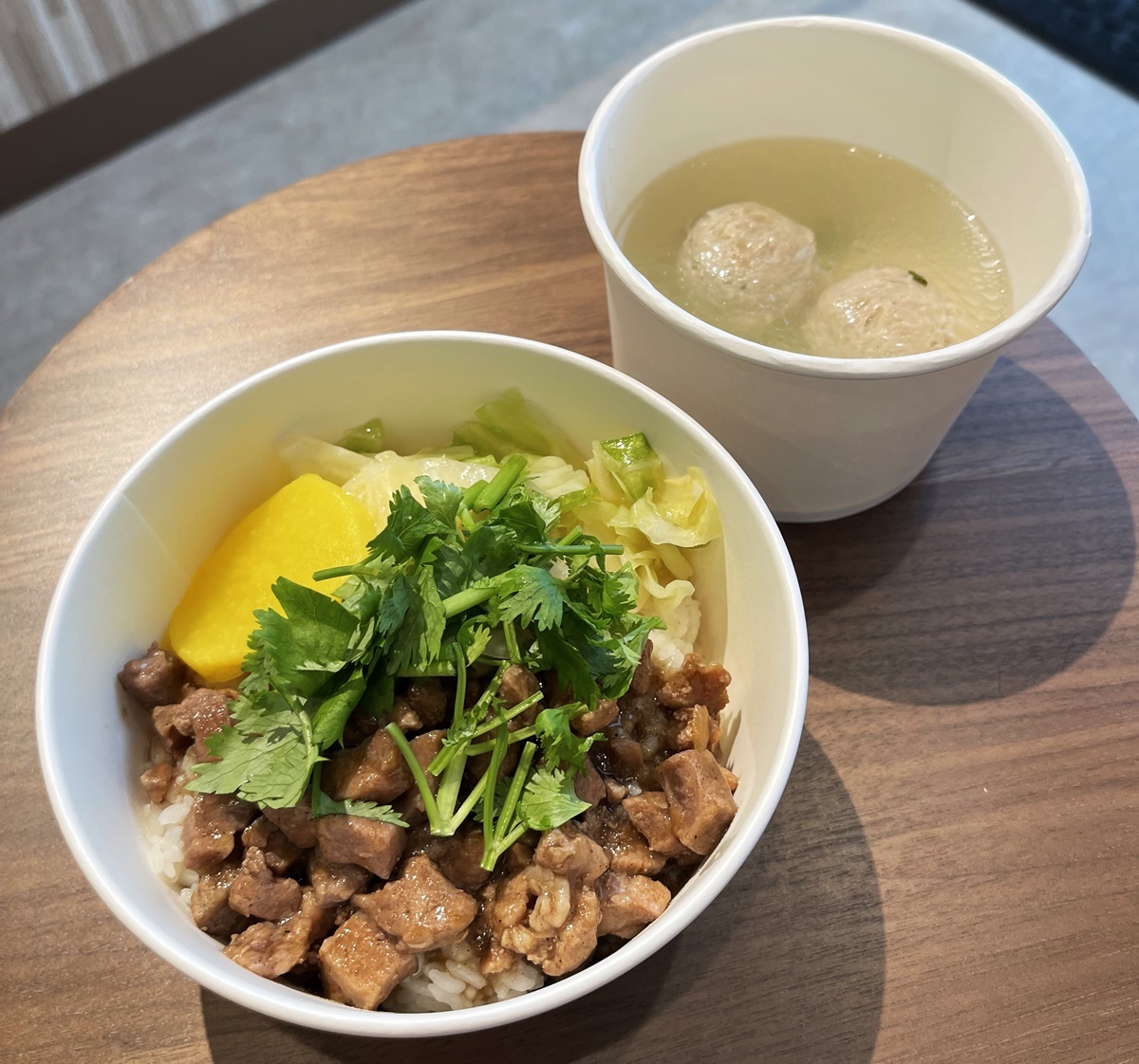左から「魯肉飯」750円、「団子スープ」400円（セットの場合は380円）