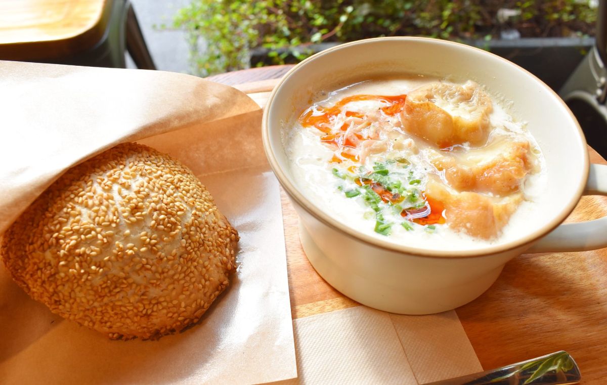 写真左から「胡椒餅」550円、「鹹豆漿」605円
