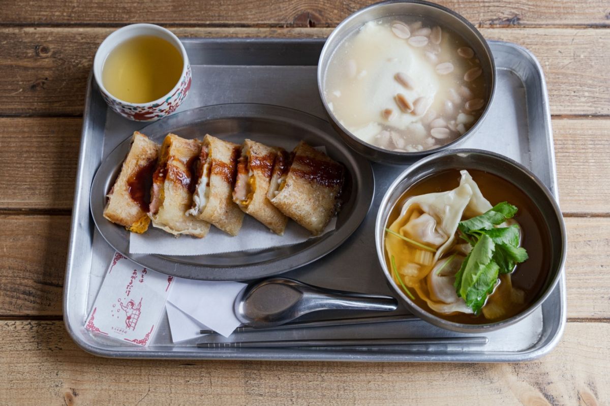 左手前から時計回りに「火腿起司蛋餅」590円、「台湾茶」210円、「豆花」420円、「ワンタンスープ」340円