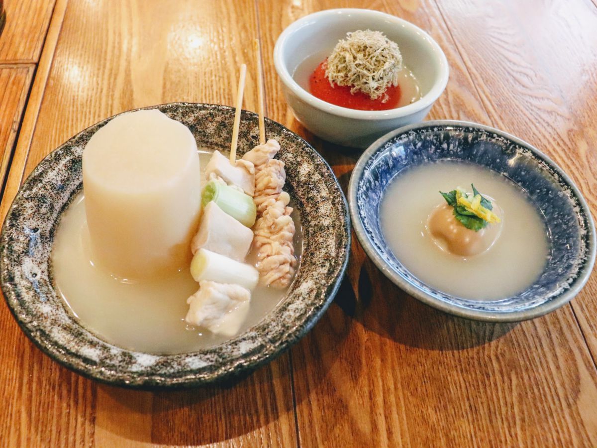 左から「大根」390円、「ねぎ間鶏むね」370円、「せせり」380円、「名古屋コーチン半熟卵」390円、奥「トマト」380円