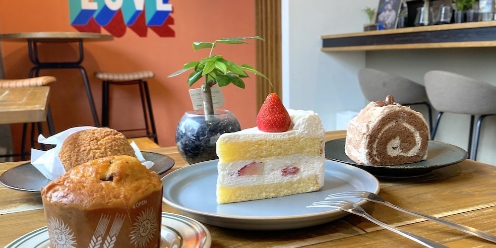 左から「チョコマフィン」230円、「クッキーシュー」240円、「ショートケーキ」650円、「コーヒーロール」480円