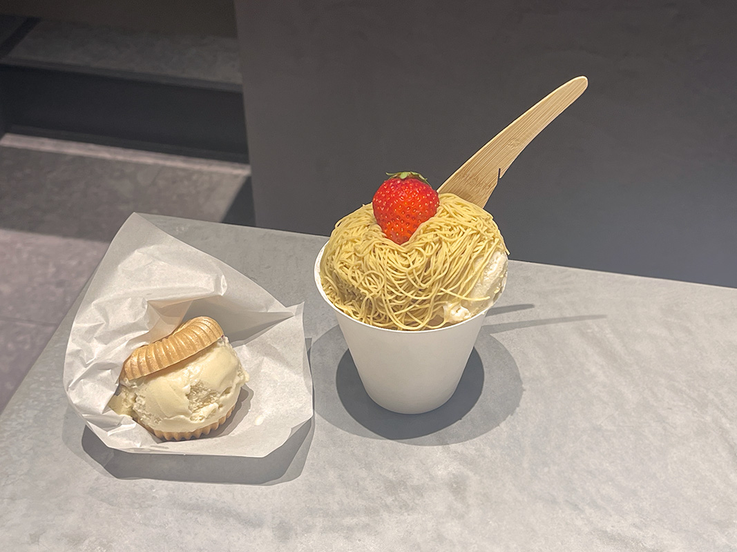 写真左から「銀寄栗アイス最中〜季節の果実の香り〜」972円、「イチゴのモンブランパフェ」2484円