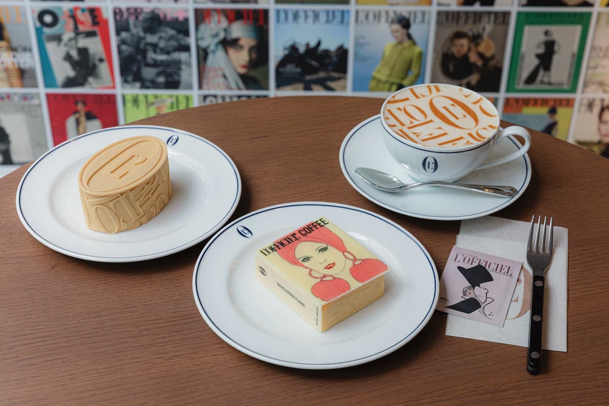 左から、「MOUSSE L'OFFICIEL」1400円、「MAGAZINE CAKE」1400円、「カフェ・ラテ」750円