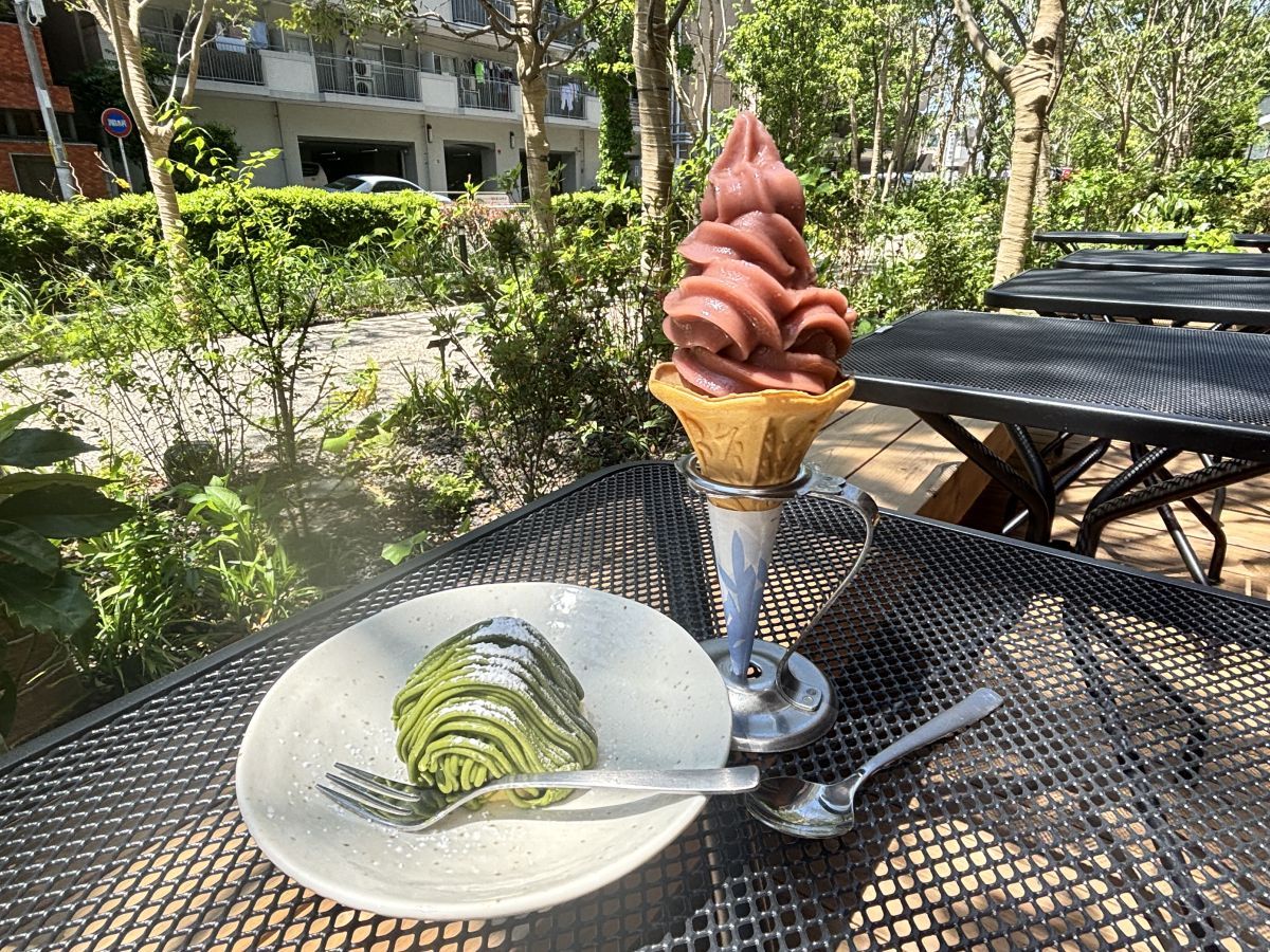 左から「八女抹茶のモンブランケーキ」単品580円、ドリンク付き880円、「福岡あまおうソフトクリーム」単品550円、ドリンク付き860円