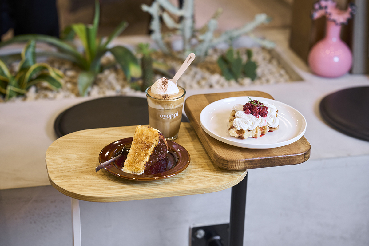 左から「ブリュレ　バスクチーズケーキ」800円、「アインシュペナー （ICE）」700円、「ラズベリークロッフル」900円