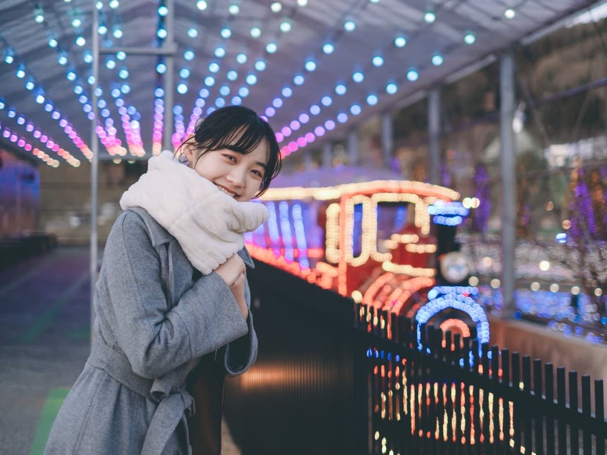 機関車のイルミネーションと女性