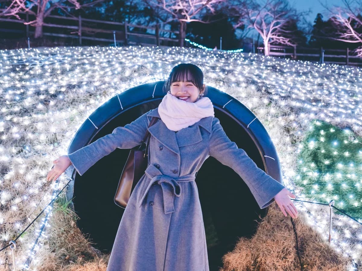 イルミネーションと女性