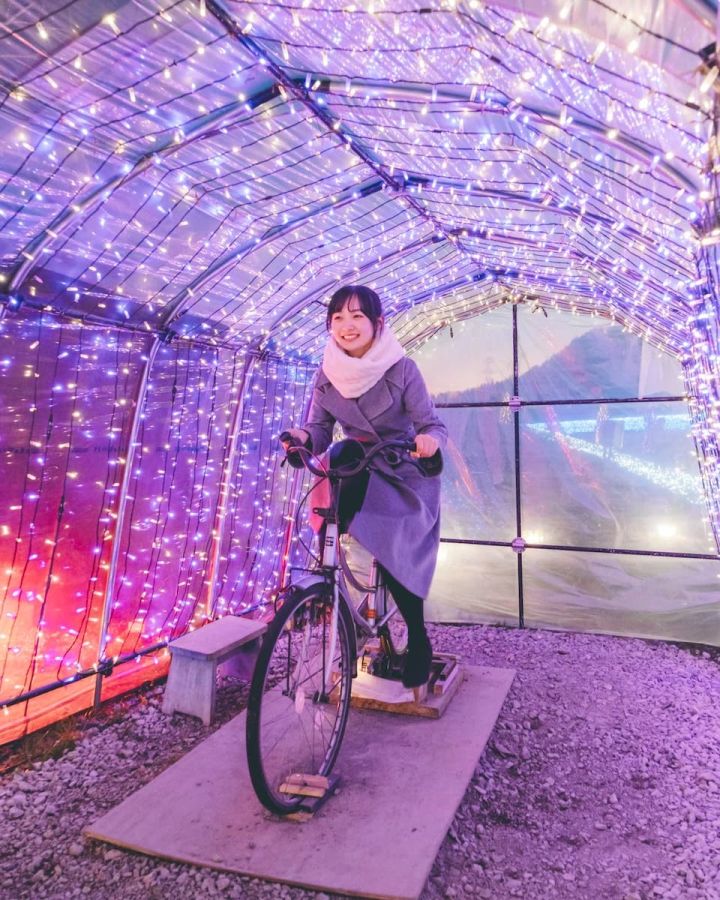 自転車を漕いで自家発電