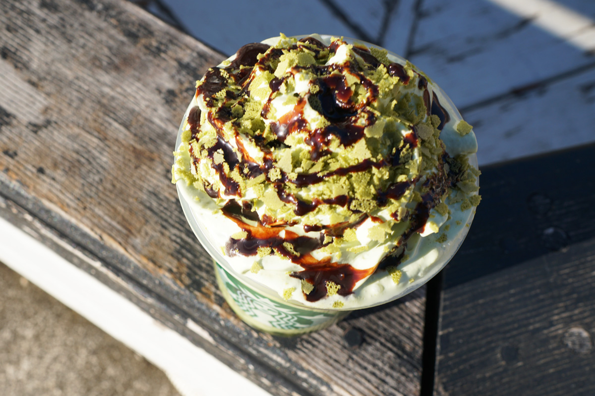 「玉露抹茶 フラペチーノ&reg;」カスタマイズ：チョコレートソース追加（無料）