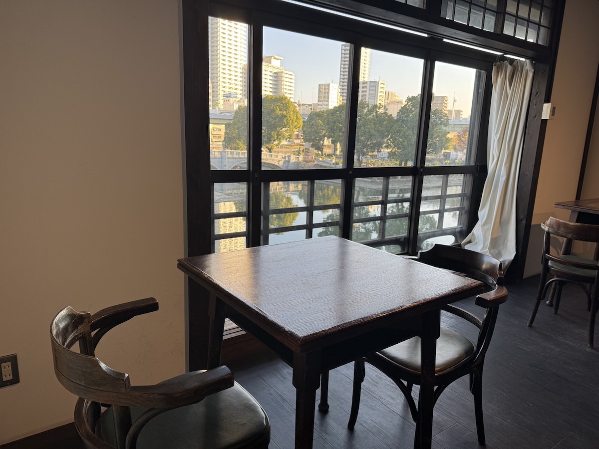 土佐堀川に面した席