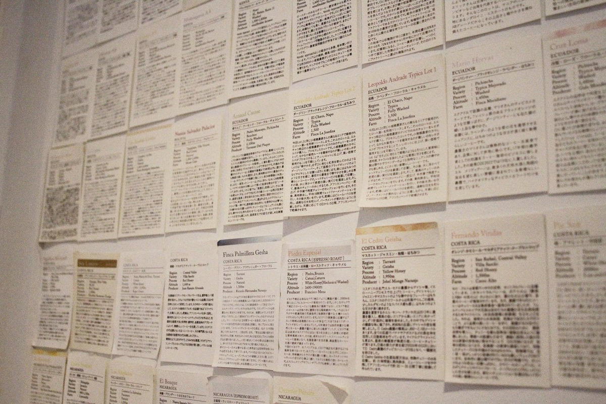 壁にズラリと並ぶのはコーヒー豆の産地の紹介文！