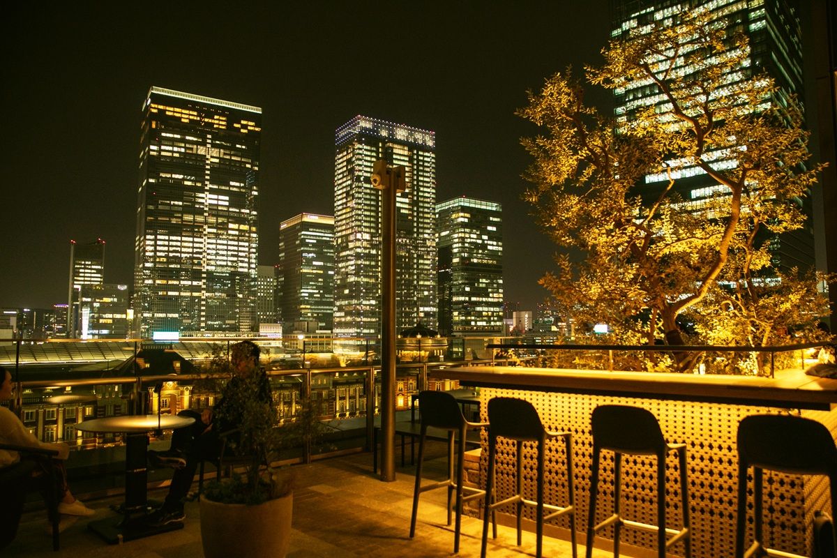 新丸ビルの「丸の内ハウス」のテラス席（東京駅側）