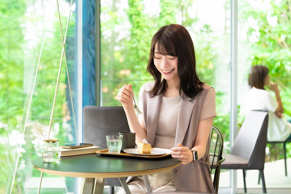 カフェにいる女性