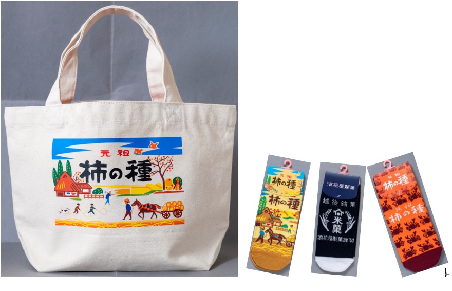 田舎柄トートバッグミニ2000円(左)、オリジナル靴下（22～24㎝）各500円(右）