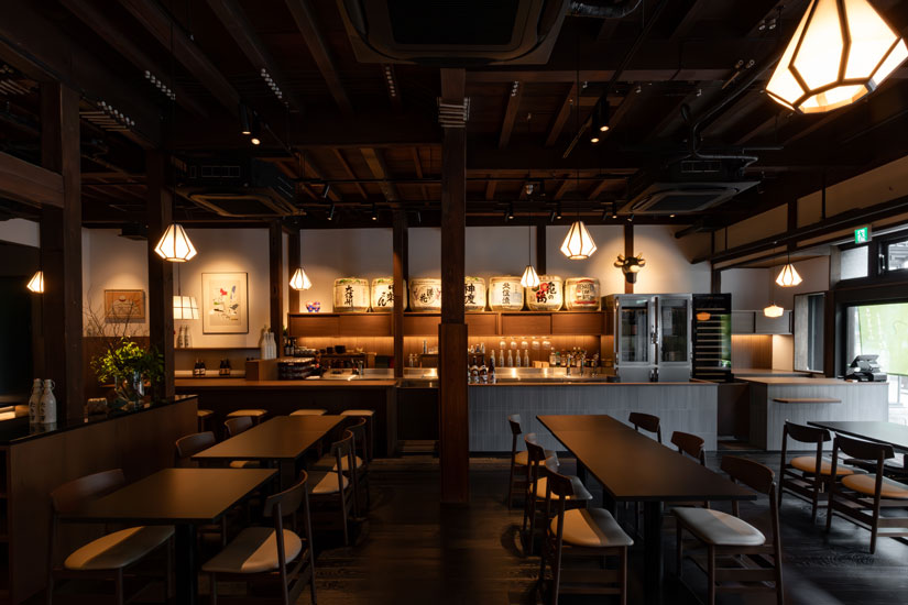 ひとりでも楽しめるカウンター席もある