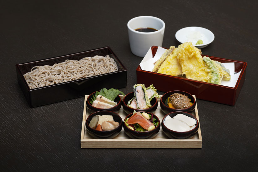 昼の前菜付きセット「季節薫る信州前菜六種とかしわ天そば」2860円は10〜15時（LO）のメニュー