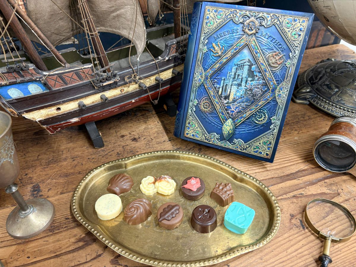 古城から海底に眠る幻の帝国までの旅路がイメージされています