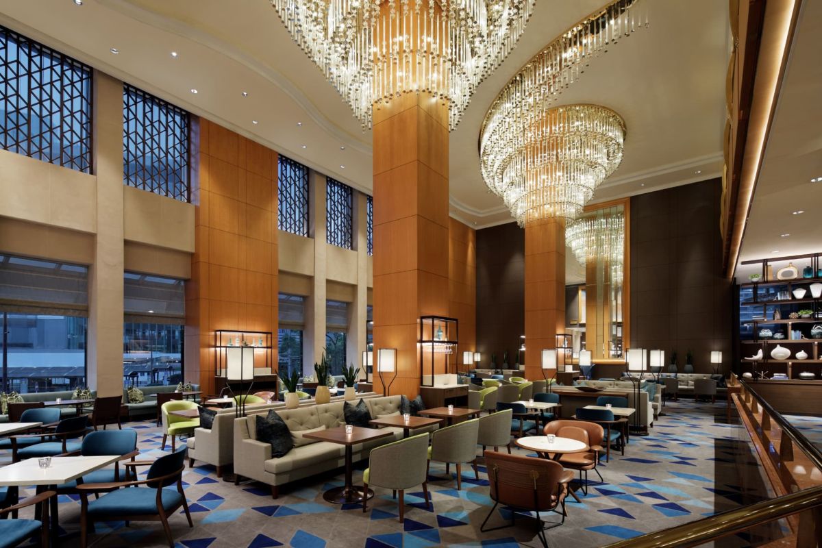 シャンデリアが美しいラウンジ「シーウインド」(2階)