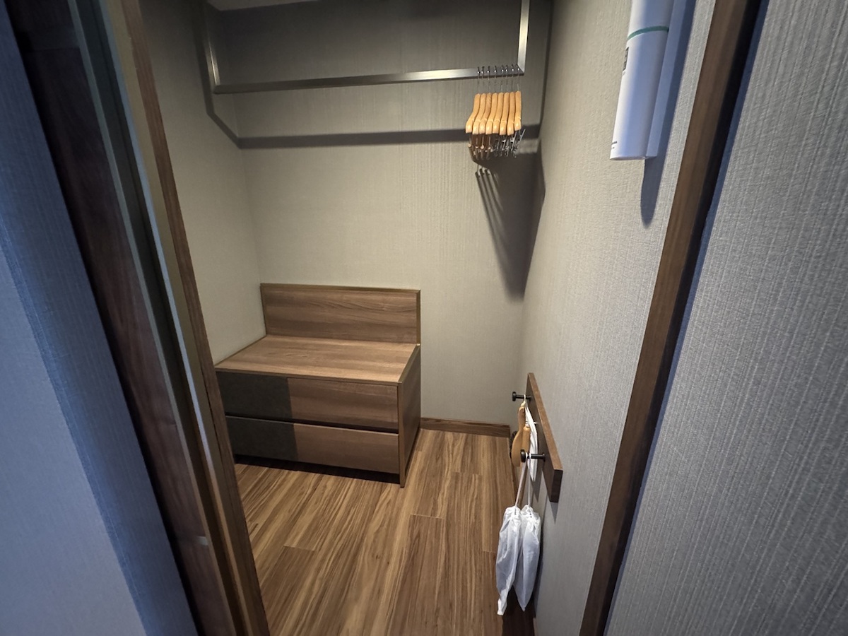 広々としたクローゼットスペースは、大きなスーツケースも収納可能