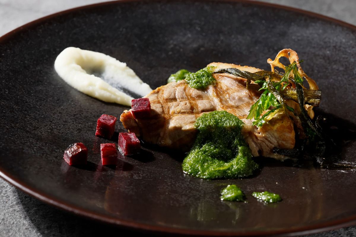 青森県産ガーリックポークのグリル 葉にんにくのジェノベーゼ