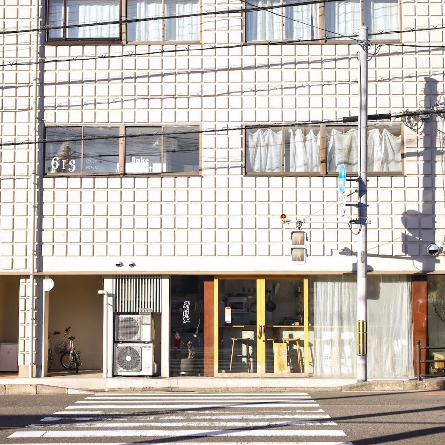 ビルの外壁も白を基調としています