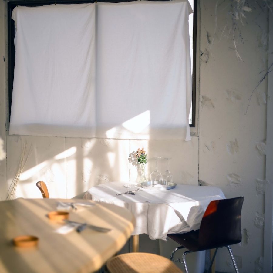 特等席の店奥にあるテーブル席は、SNSのDMにて予約が可能