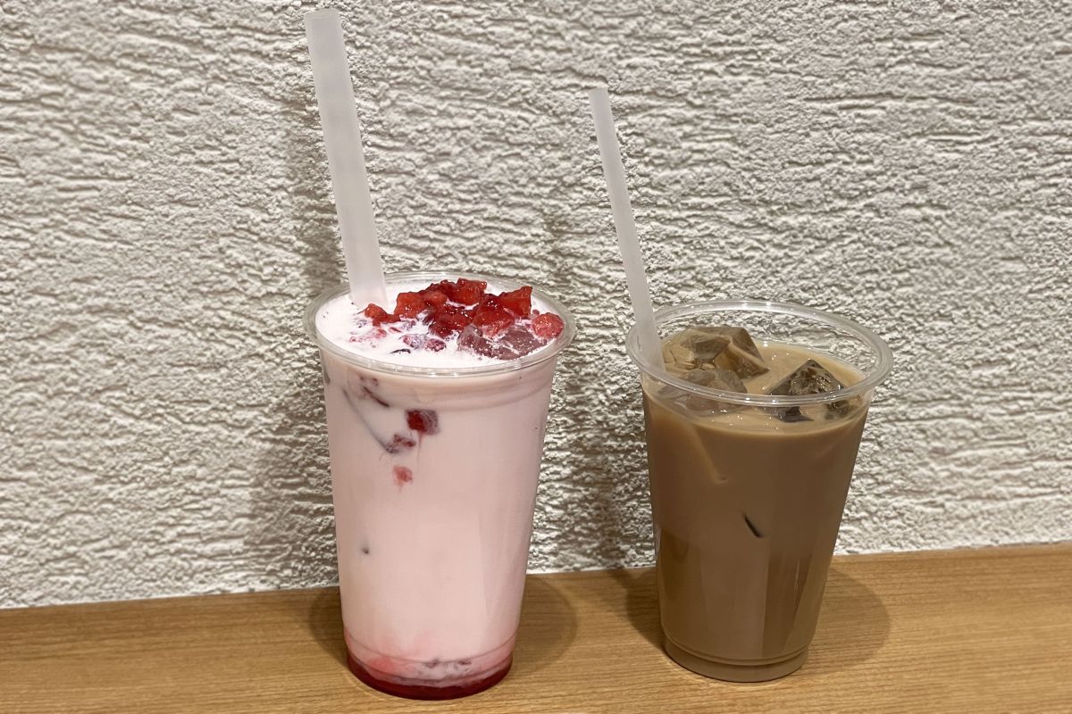 写真左から）「ピンクストロベリーラテ」390円、「K-ミックスコーヒー」390円