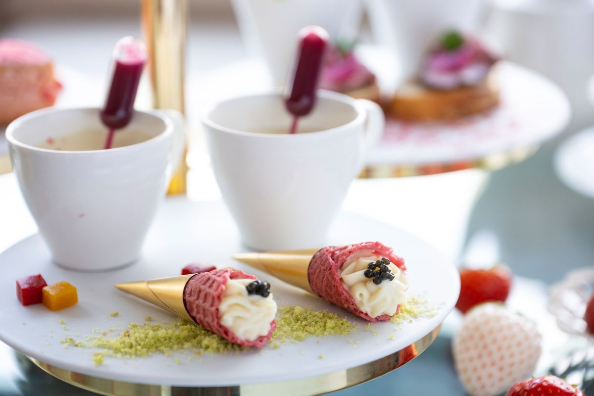 野に咲くいちごをイメージした「いちご畑コーン」（手前）