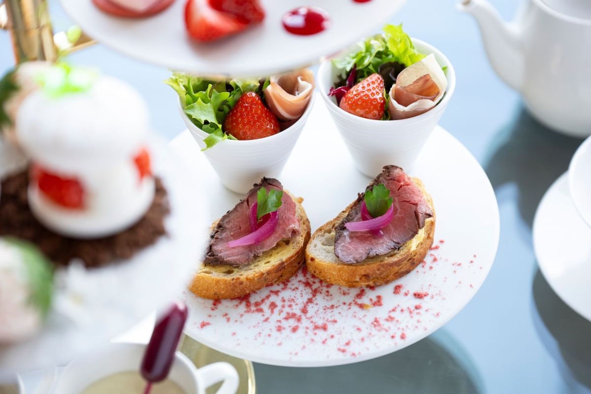 「ローストビーフオープンサンド」「あまおうと生ハムのサラダ」