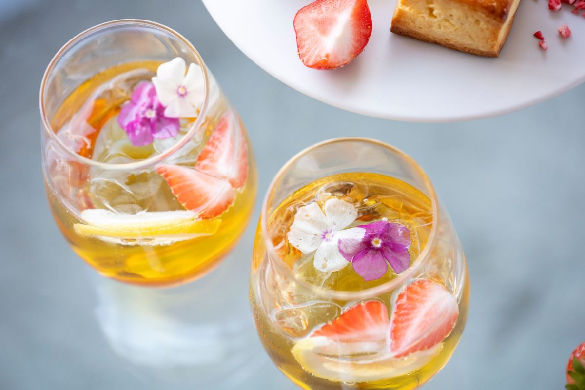 ウェルカムドリンク「ハニーシトロンティーソーダ」