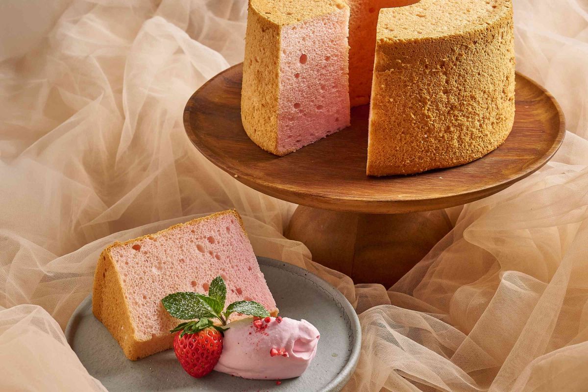 「苺と桜クリームのシフォンケーキ」770円