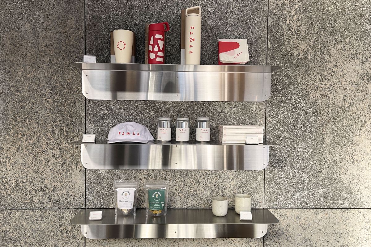 （上段左から）「 TUMBLER」4400円、「KIDS BOTTLE」5500円、「WIDE WOUTH BOTTLE」64990円、「BANDANNA」2200円、 （中段左から）「CAP」4620円、「COFFEE BEANS WELCOME（STRANGERS,TINY RITUAL,NEW HORIZON）」1296円、「SAMAA_ BRAND BOOK」1980円、 （下段左から）「GLUTEN FREE COOKIES PUMPKIN」1200円、「GLUTEN FREE COOKIES SWEET POTATO」1200円、「240ML CUP」4620円、「300ML CUP」5060円